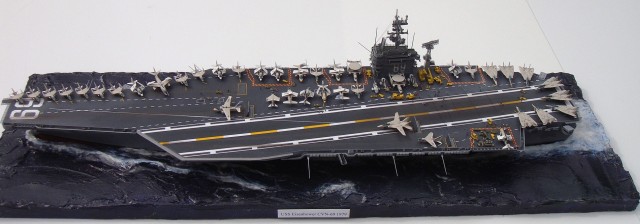 Flugzeugträger USS Dwight D. Eisenhower (1/700)
