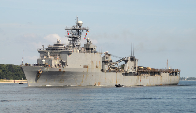 Landungsschiff USS Oak Hill bei Kiel