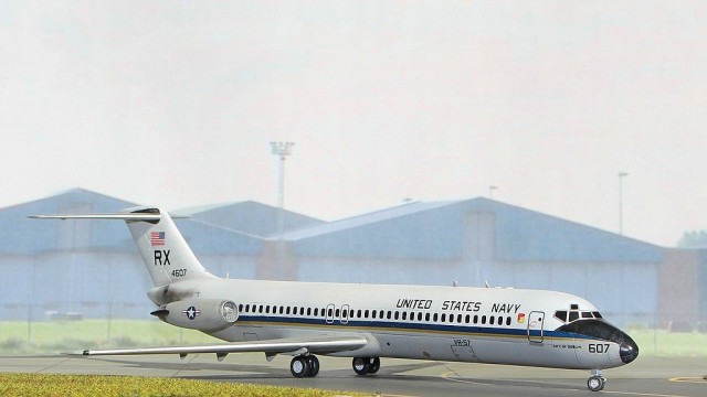 Transportflugzeug McDonnell Douglas C-9B Skytrain II (1/144)