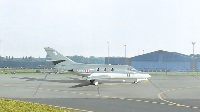 Schulflugzeug Dassault Falcon 10MER (1/144)