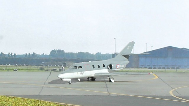 Schulflugzeug Dassault Falcon 10MER (1/144)