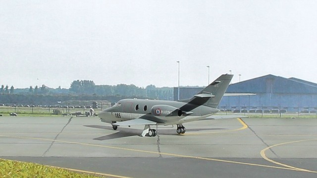 Schulflugzeug Dassault Falcon 10MER (1/144)