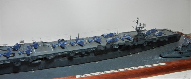 Leichter Flugzeugträger USS Independence und Bergungsschlepper USS Apache (1/350)