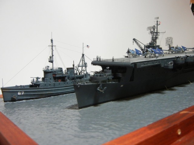 Leichter Flugzeugträger USS Independence und Bergungsschlepper USS Apache (1/350)