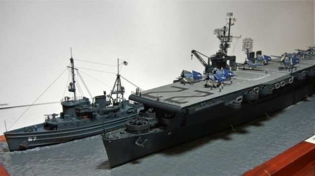 Leichter Flugzeugträger USS Independence und Bergungsschlepper USS Apache (1/350)