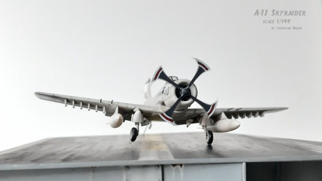 Kampfflugzeug Douglas A-1J Skyraider (1/144)