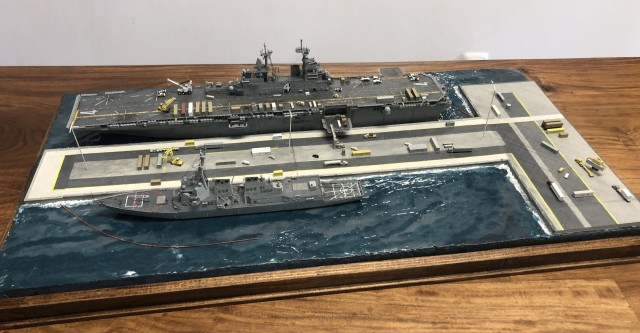 Landungsträger USS Boxer und Zerstörer USS Forrest Sherman (1/700)