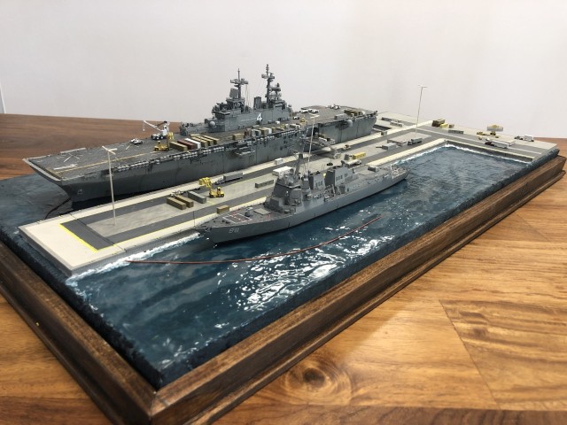 Landungsträger USS Boxer und Zerstörer USS Forrest Sherman (1/700)