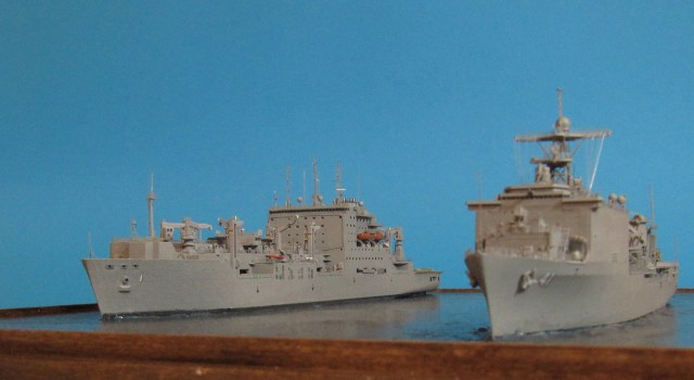 Versorger USNS Lewis and Clark und Landungsschiff USS Whidbey Island (1/700)