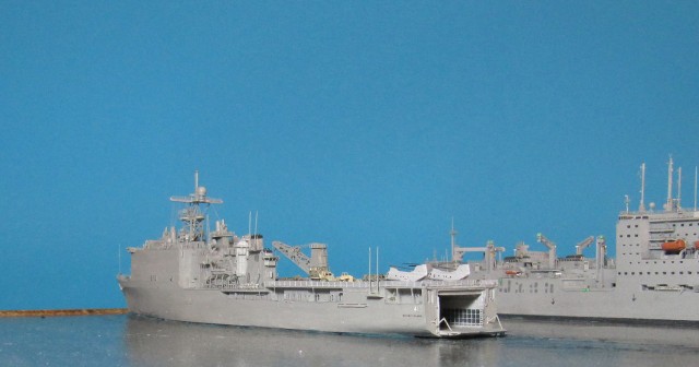 Versorger USNS Lewis and Clark und Landungsschiff USS Whidbey Island (1/700)