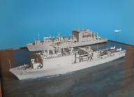 Versorger USNS Lewis and Clark und Landungsschiff USS Whidbey Island (1/700)