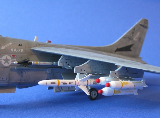 Kampfflugzeug LTV A-7E Corsair II (1/72)