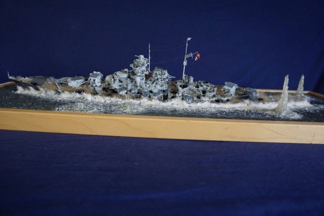 Sinkendes Schlachtschiff Bismarck (1/350)