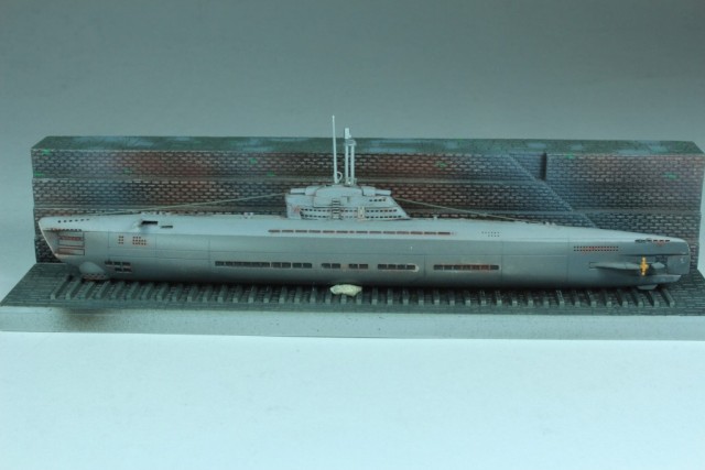 Dock mit U-Boot des Typs XXI (1/700)