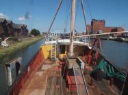 Ein stark geflicktes und mitgenommes Holzdeck, Führungsschienen für die Fischkästen und viele im Bausatz fehlende Decksfittings - das Original