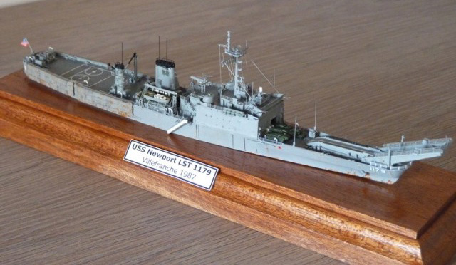 Landungsschiff USS Newport (1/700)