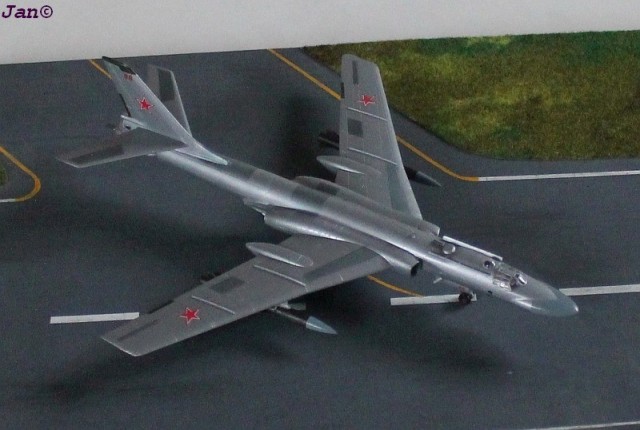 Bomber Tupolew Tu-16K-10 (1/144)