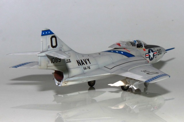 Jagdbomber Grumman F9F-8B Cougar (1/72)