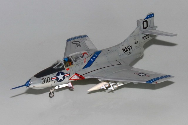 Jagdbomber Grumman F9F-8B Cougar (1/72)