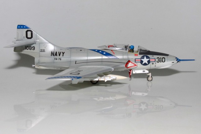 Jagdbomber Grumman F9F-8B Cougar (1/72)