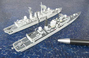 Lenkwaffenzerstörer HMS Gloucester und HMS Cardiff (1/700)