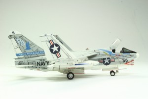 Marinekampfflugzeug LTV A-7E Corsair II (1/144)