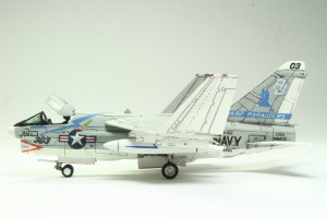 Marinekampfflugzeug LTV A-7E Corsair II (1/144)