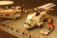 Aufzug der USS Nimitz mit E-2C Hawkeye und SH-3D Sea King (1/144)