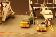 Aufzug der USS Nimitz mit E-2C Hawkeye und SH-3D Sea King (1/144)