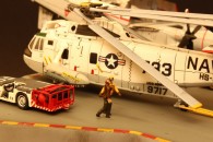 Aufzug der USS Nimitz mit E-2C Hawkeye und SH-3D Sea King (1/144)