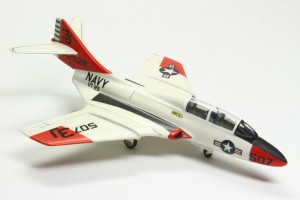 Schulflugzeug Grumman F9F-8T Cougar (1/144)