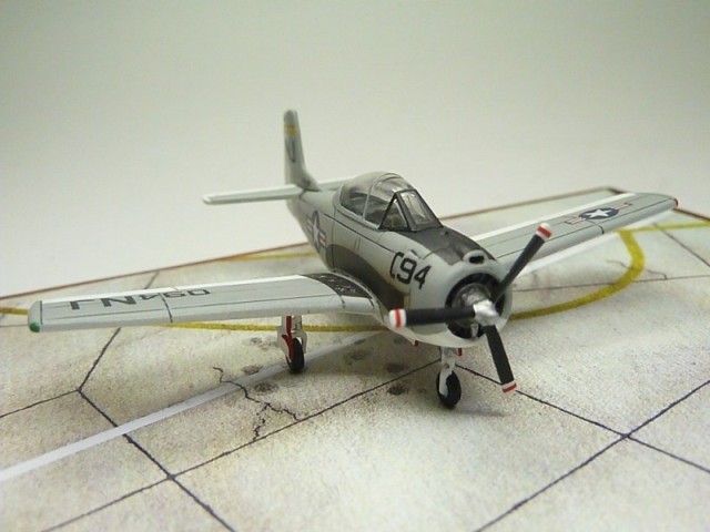 North American T-28B Trojan (1/144)