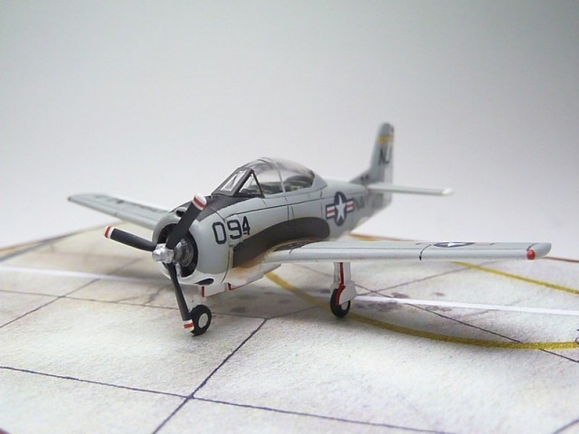 North American T-28B Trojan (1/144)