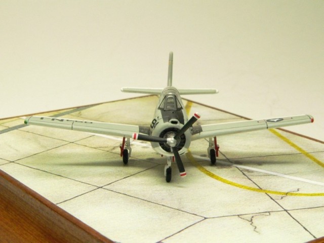 North American T-28B Trojan (1/144)