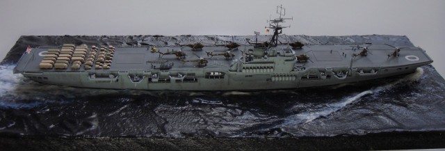 Landungsträger HMS Ocean (1/700)