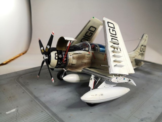 Marinekampfflugzeug Douglas AD-5N Skyraider (1/48)