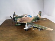 Kampfflugzeug Douglas A-1E Skyraider (1/48)