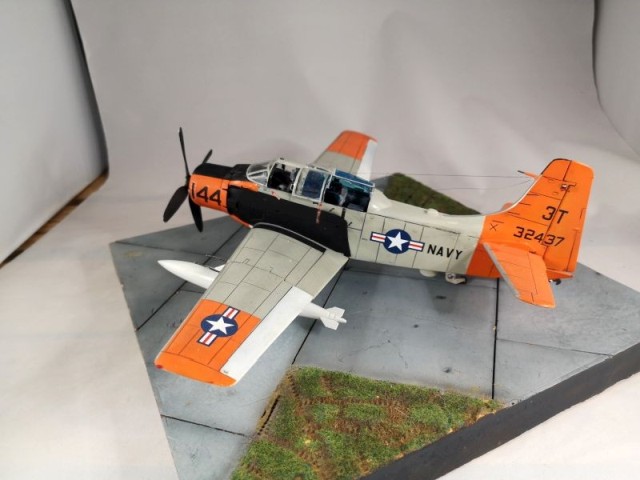 Marinekampfflugzeug Douglas AD-5 Skyraider (1/48)