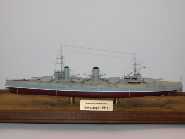 Russisches Schlachtschiff Sewastopol (1/350)