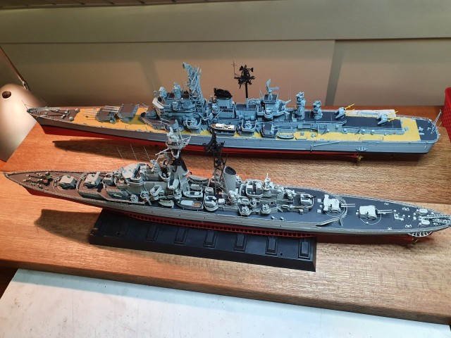 Leichter Kreuzer Hr. Ms. De Ruyter und Lenkwaffenkreuzer USS Boston (1/350)