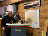 Helmut Kohls und Olaf Krabbenhöft in der Modellbauwerkstatt. Quelle: Internationales Maritimes Museum Hamburg/Maike Nicolai